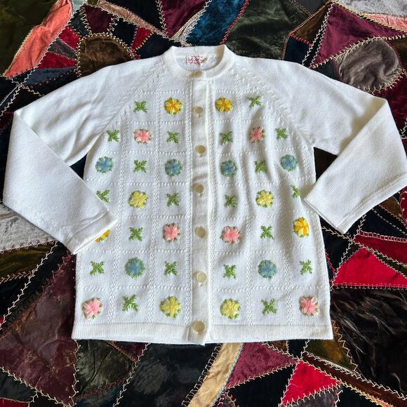 Vintage 50s/60s Soft Acrylic Pastel Chainstitch Embroidered Flowers Cardigan S M - Picture 2 of 8